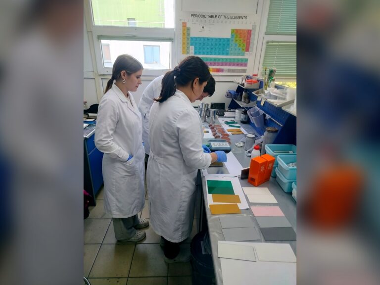 Сотрудники лаборатории за работой с образцами лакокрасочных покрытий