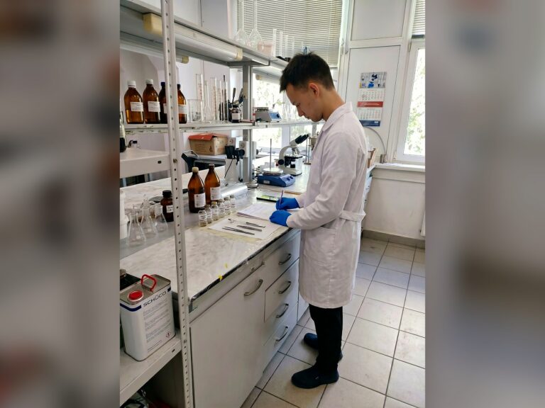 Инженер заполняет заявку на исследование образцов в центре коллективного пользования