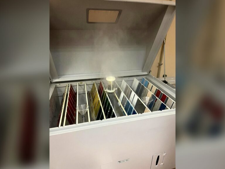 Камера соляного тумана с образцами лакокрасочных покрытий